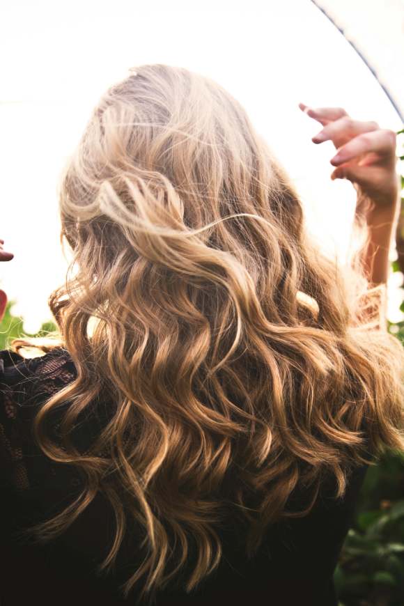 Cheveux brillants et bien hydratés avec des gouttes d'eau et des ingrédients naturels