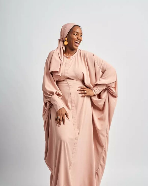 Modèle portant une création de Fatima Ba, avec des motifs et des couleurs vives, représentant la mode sénégalaise.