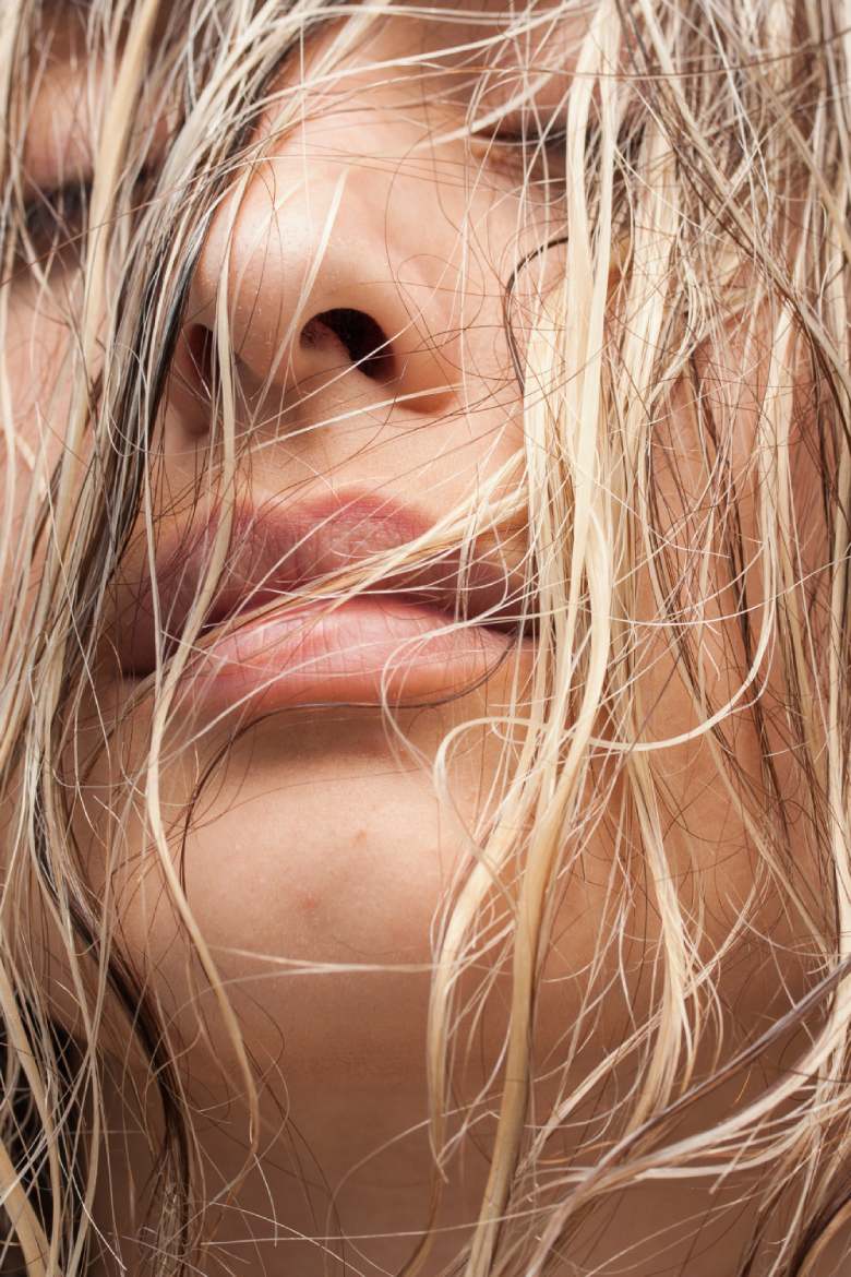 Cheveux longs et brillants nourris avec un soin hydratant naturel