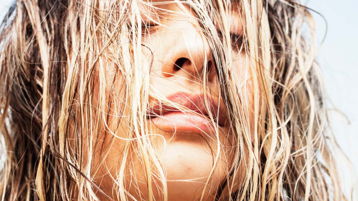 Cheveux longs et brillants nourris avec un soin hydratant naturel
