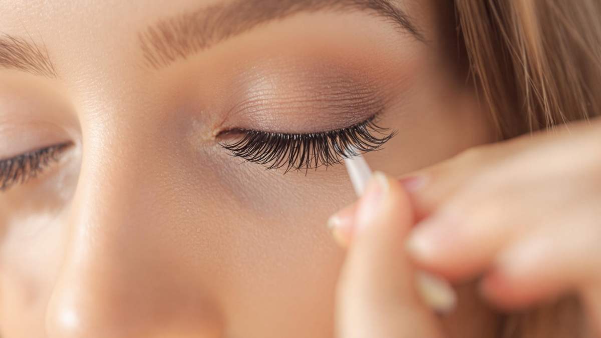 Femme entretenant ses extensions de cils avec une brosse douce