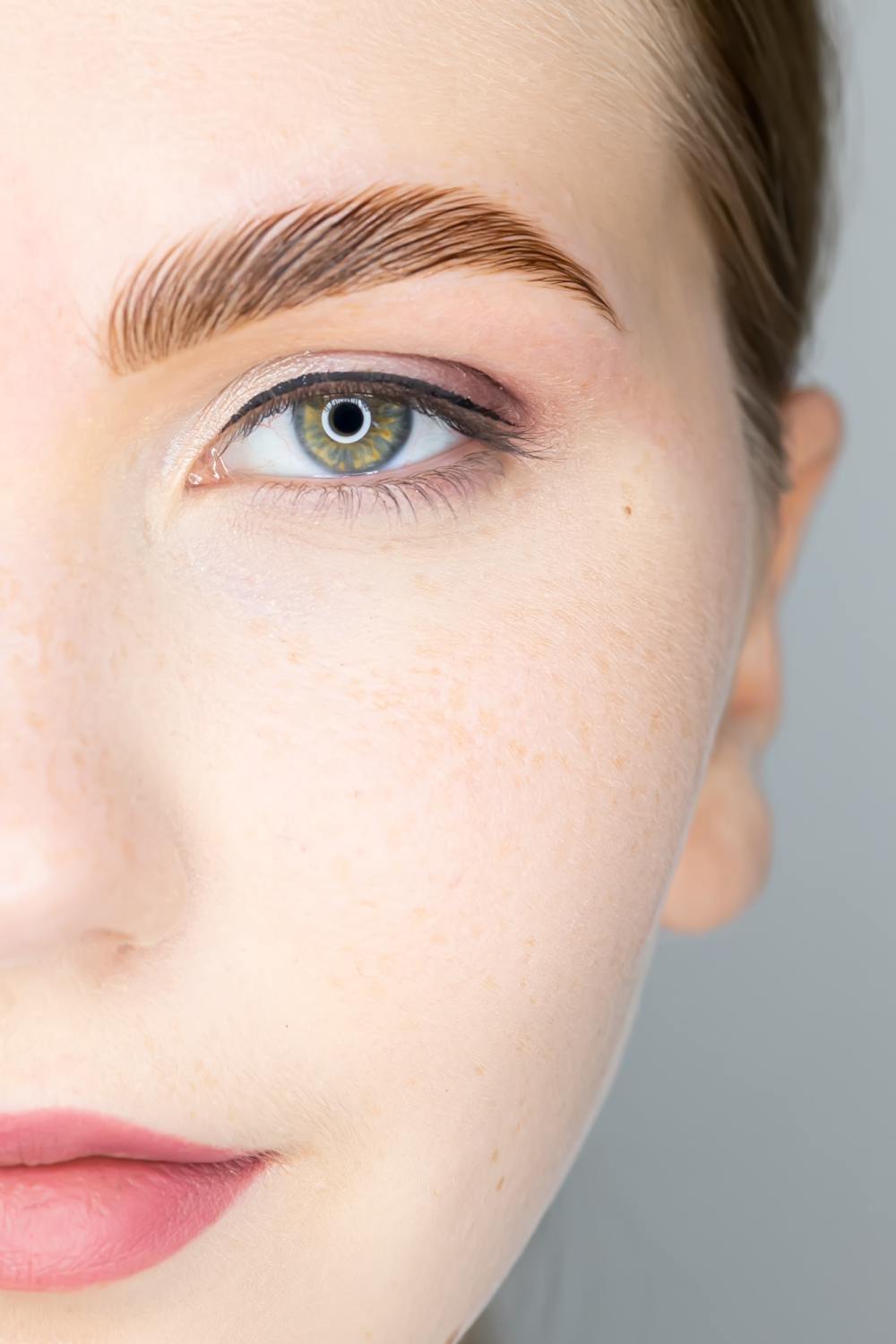 Gros plan sur des sourcils après une lamination, effet naturel et lifté