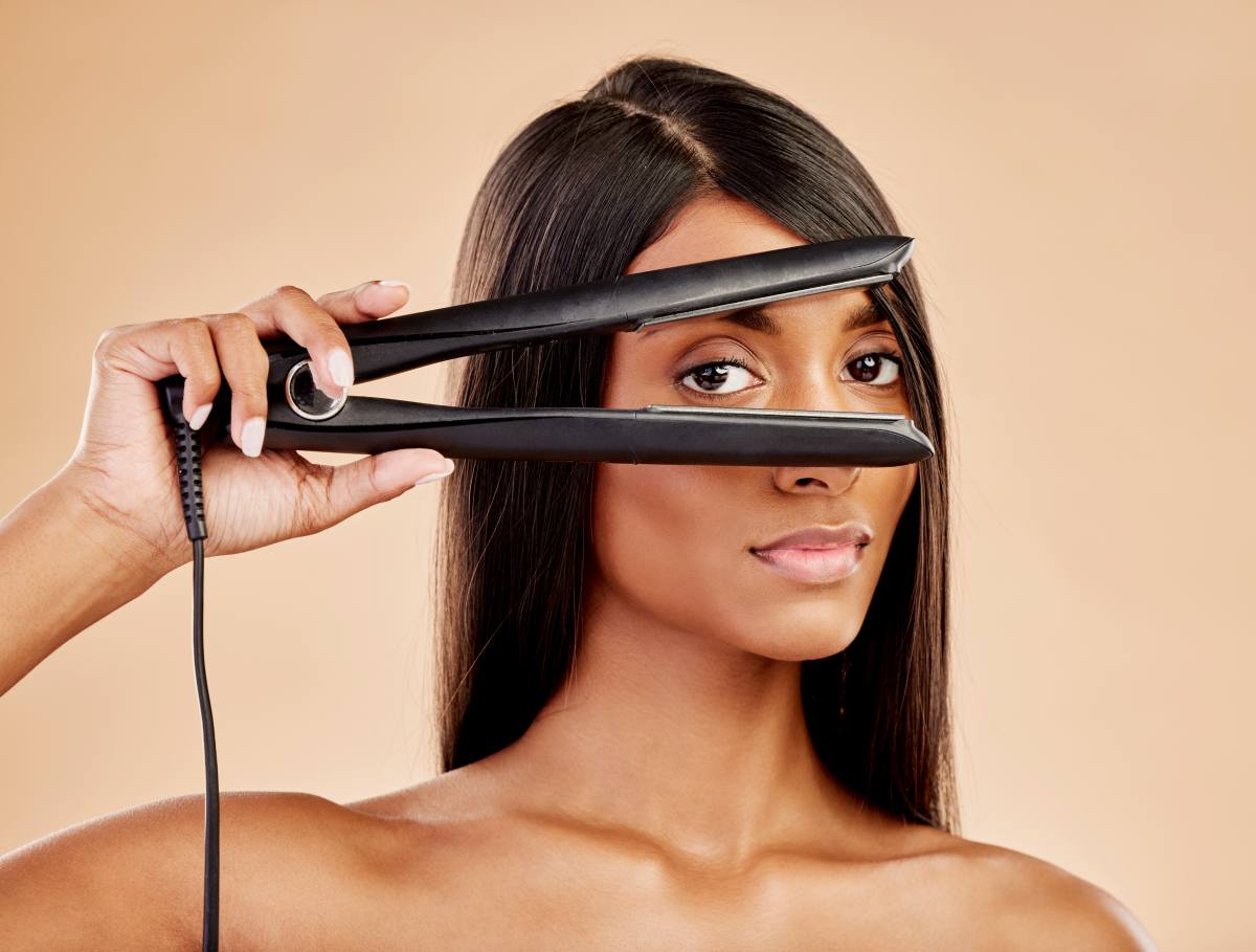 Jeune femme coiffée avec un lisseur GHD