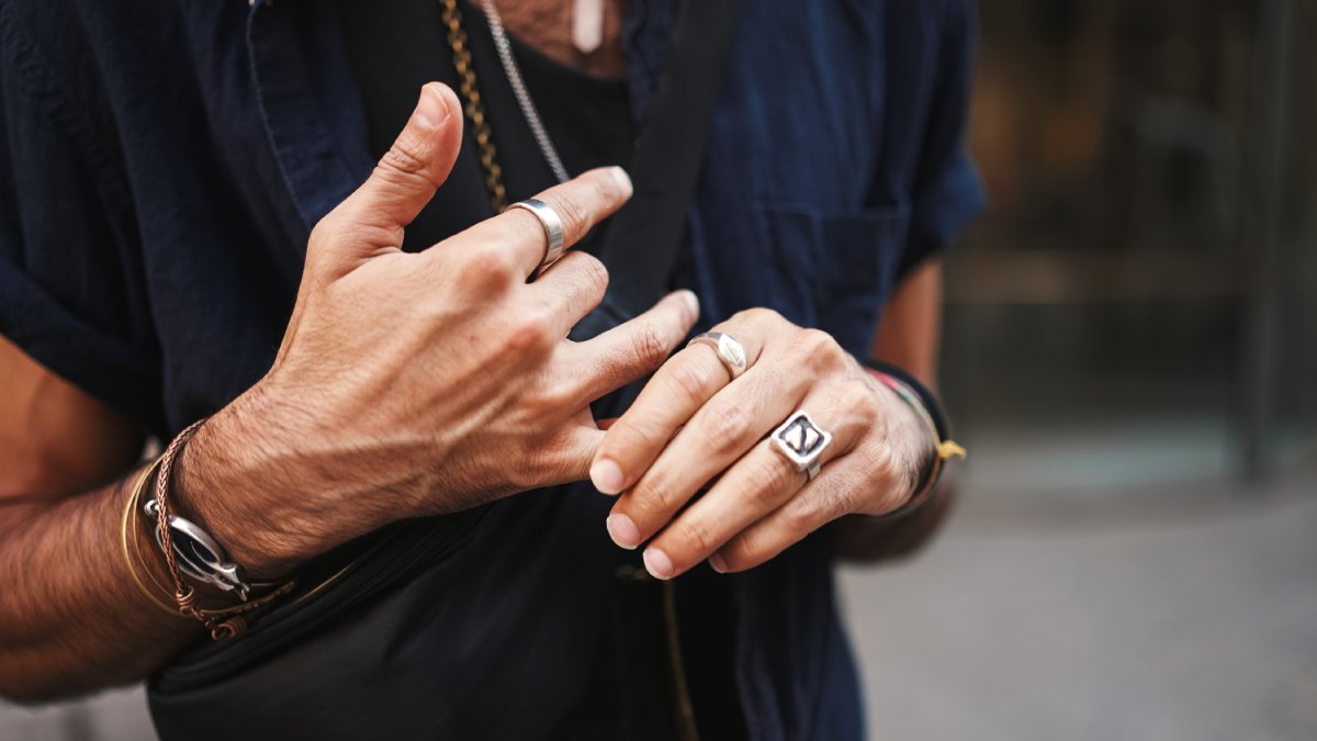 Porter des bagues quand on est un homme : les 5 règles pour un style affirmé sans paraître trop chargé