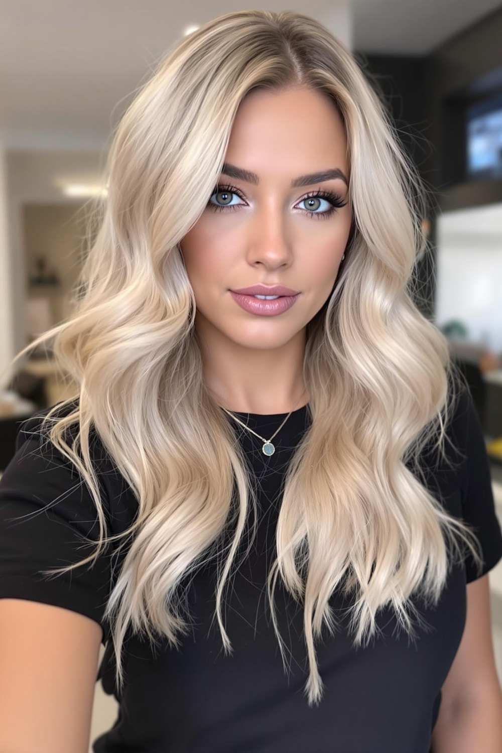 Femme peau mate et blond cendré