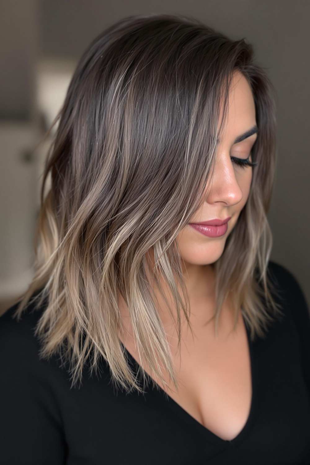 Coupe courte en blond foncé cendré