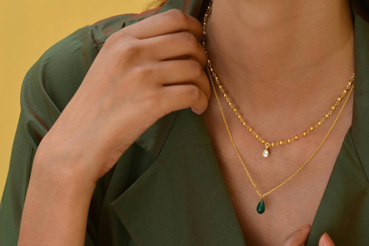 La robe décolletée : l’alliance parfaite entre féminité et bijou