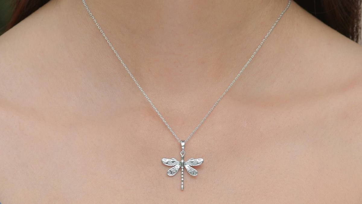 Pendentif femme : 5 tenues à privilégier pour le mettre en valeur avec élégance