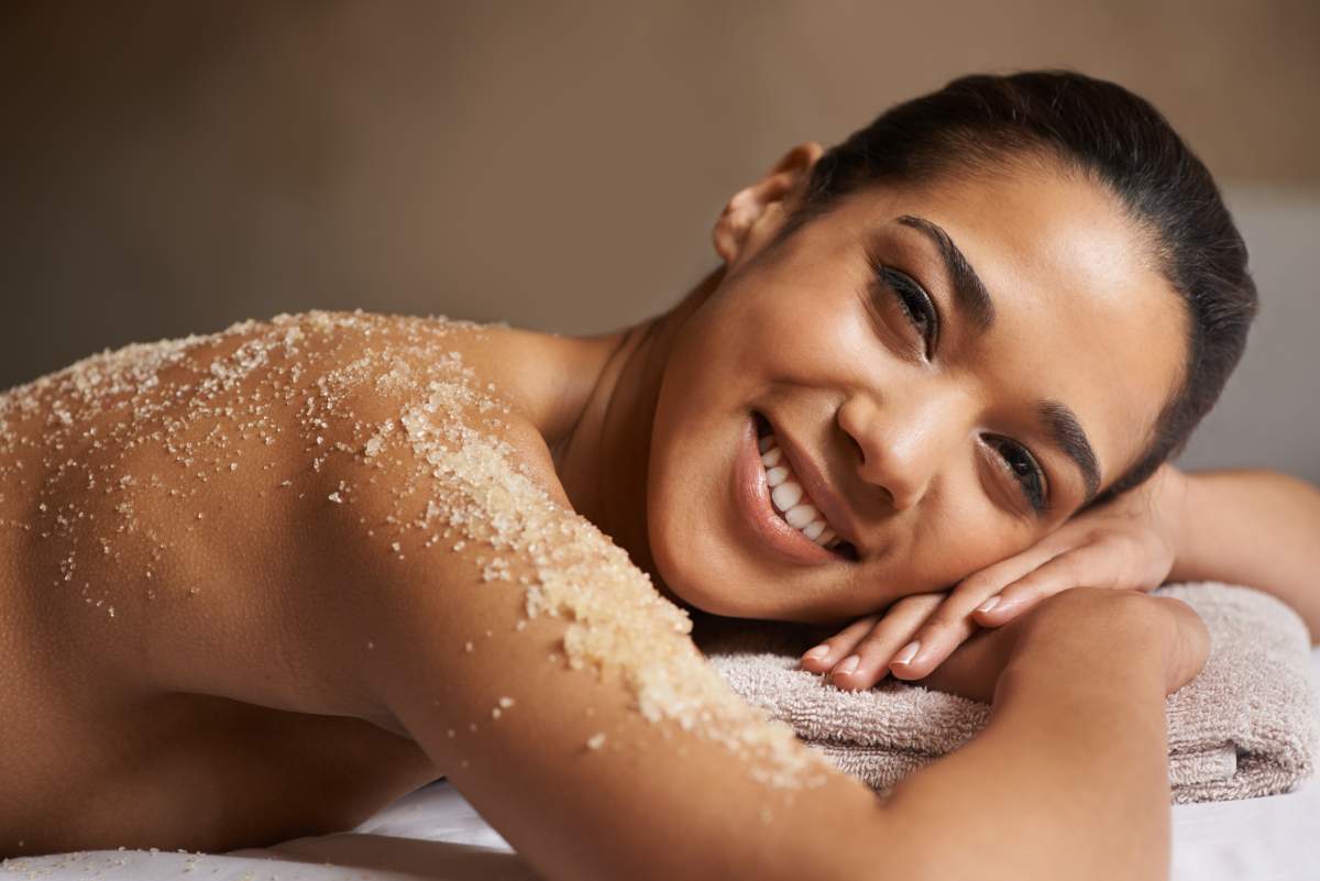 Gommage, exfoliant, acide ou brosse ? Panorama des options pour l'exfoliation