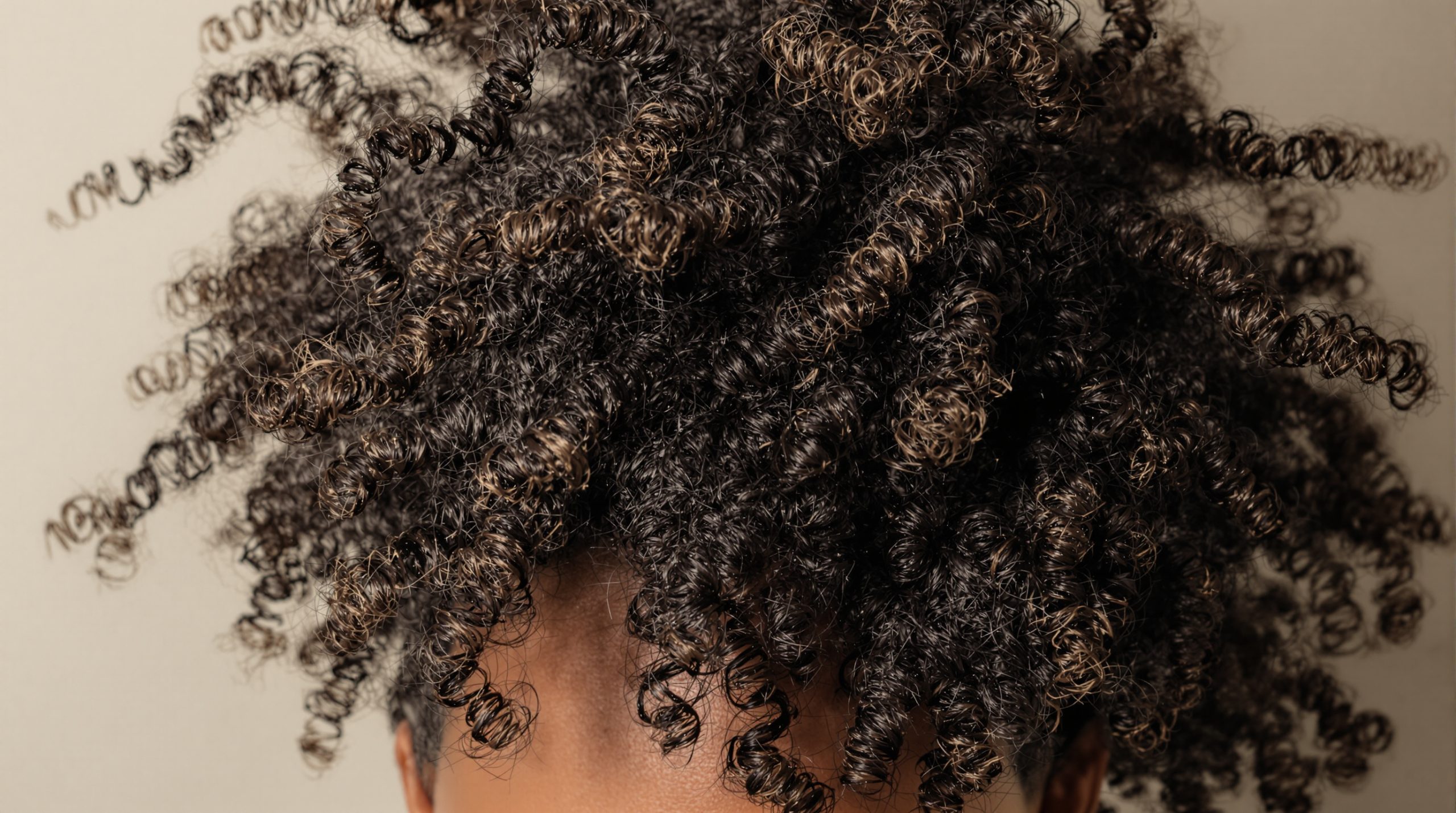 découvrez comment réussir votre transition capillaire vers le naturel : conseils, étapes clés et astuces pour prendre soin de vos cheveux et retrouver leur beauté naturelle.