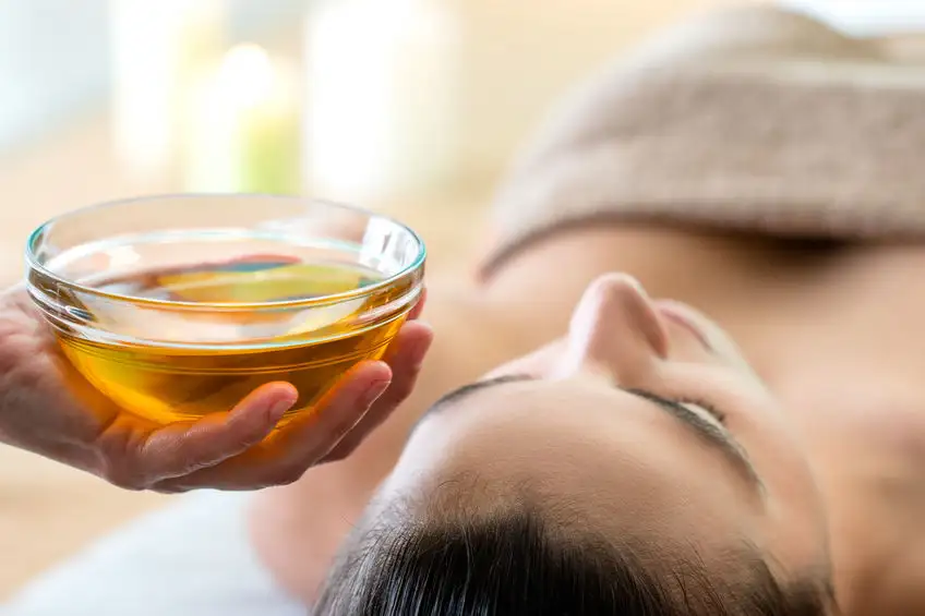Femme en train de recevoir un soin Head Spa