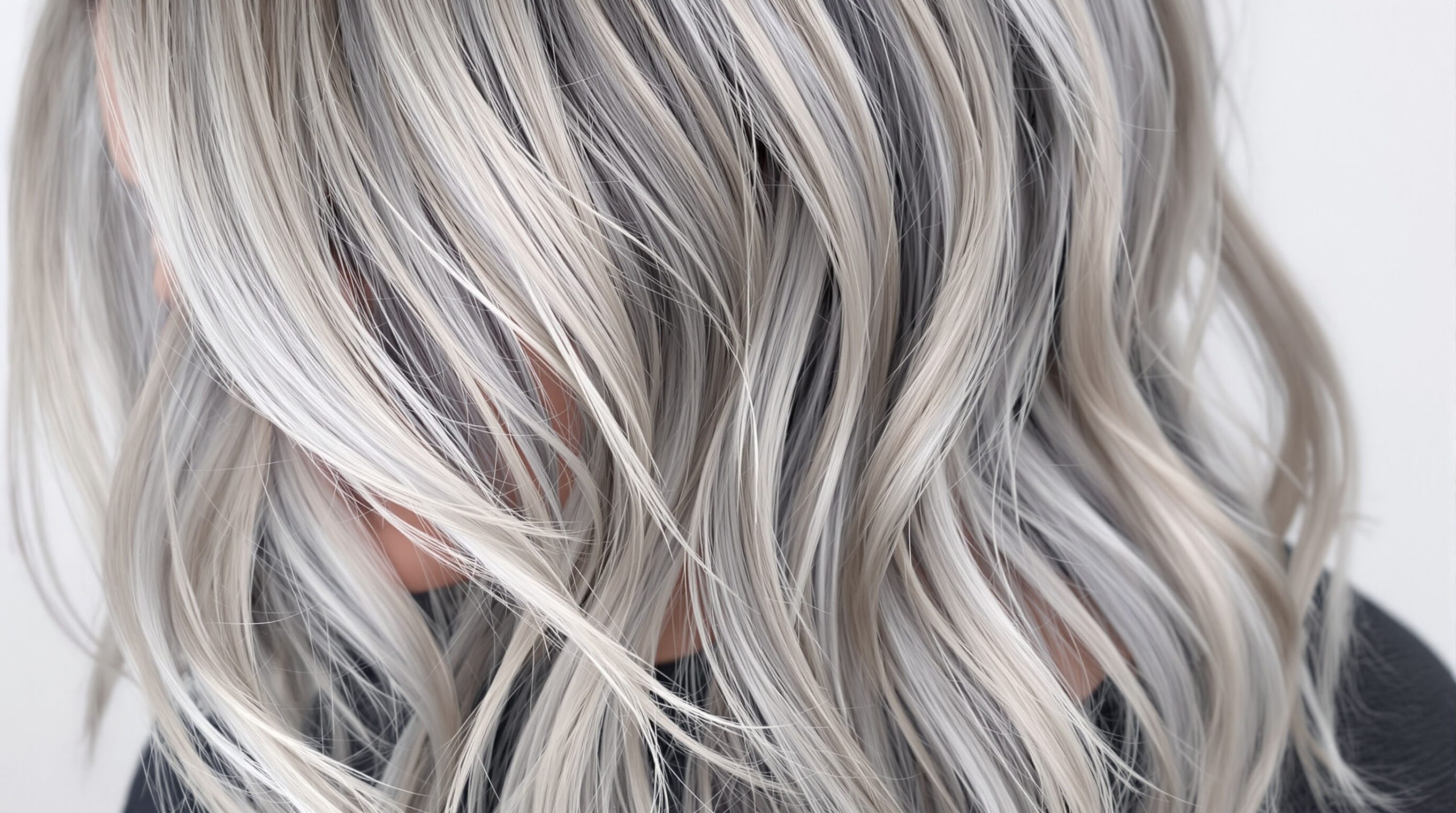 Découvrez comment réussir la transition vers les cheveux gris grâce à des astuces de balayage. Optez pour un look naturel, élégant et harmonieux avec nos conseils adaptés à toutes les étapes de votre transformation capillaire.