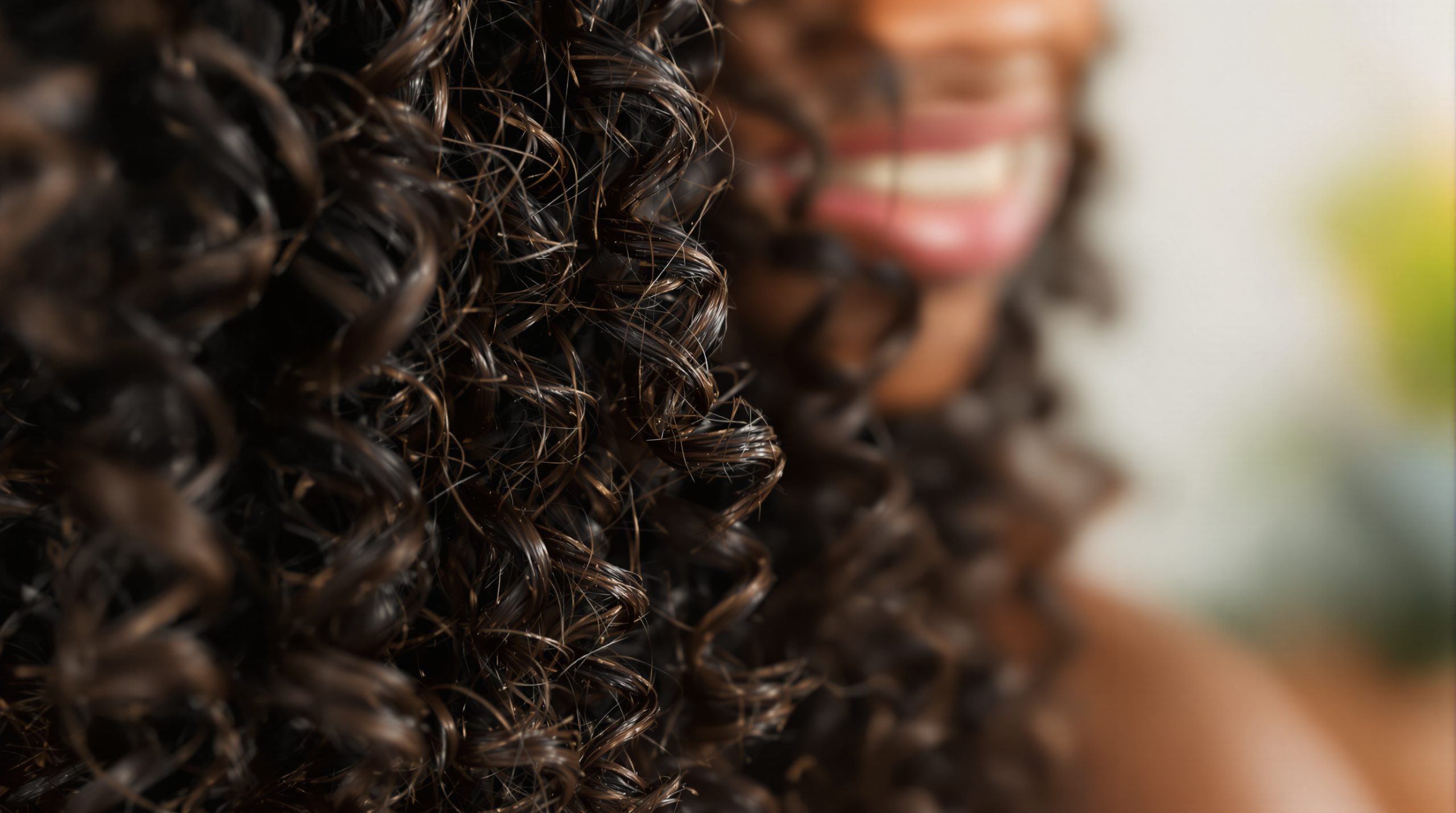découvrez comment l'huile de chébé peut transformer vos boucles grâce à une routine de soin naturelle et efficace pour des cheveux nourris, brillants et en pleine santé.