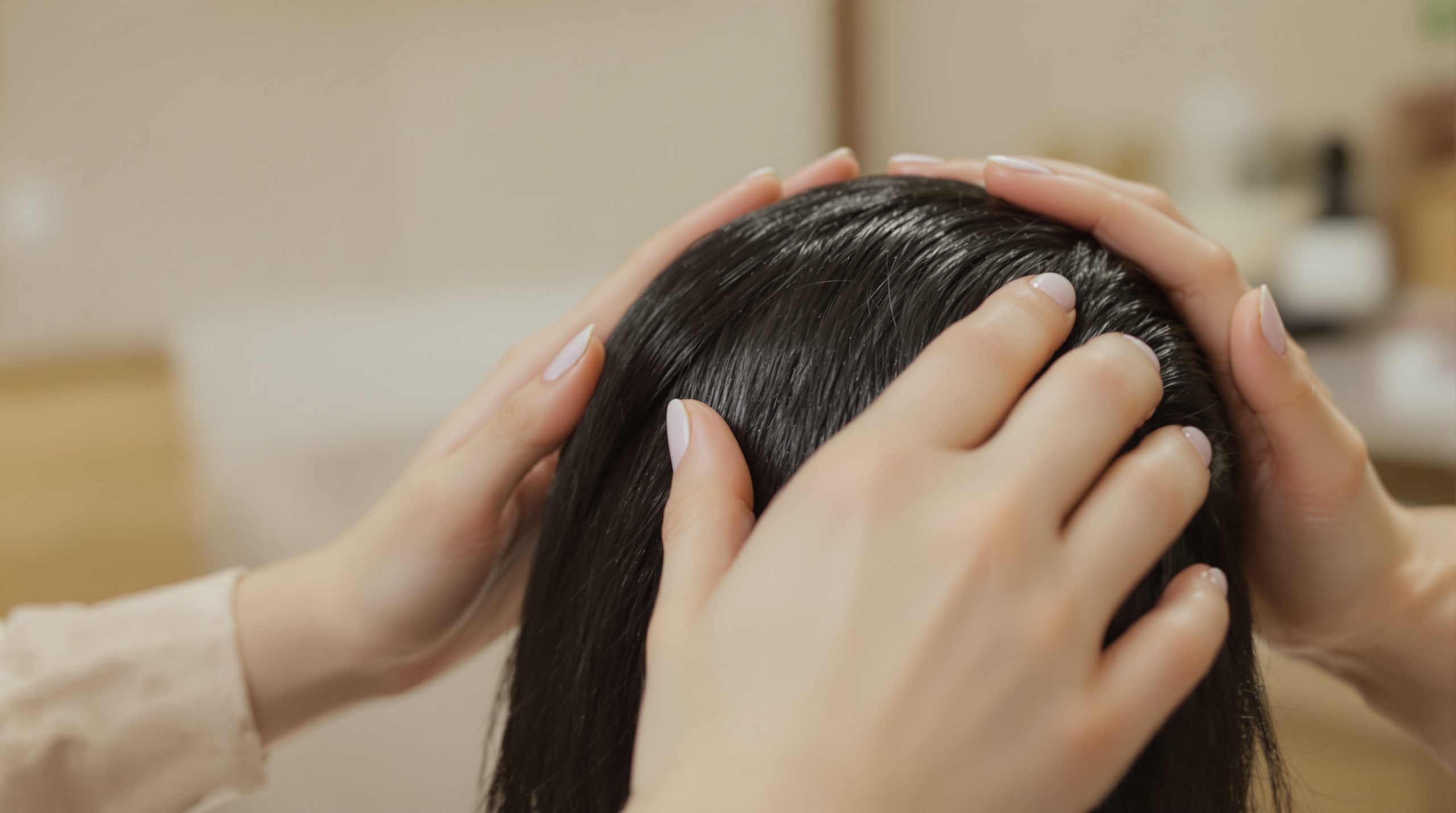 découvrez les bienfaits du massage du cuir chevelu pour stimuler la circulation sanguine, favoriser la pousse des cheveux et réduire le stress au quotidien.