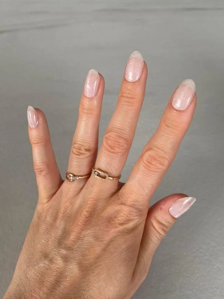 Transparent, pailleté, nacré : le glow discret