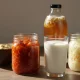 Découvrez comment kimchi, kéfir, choucroute, miso et kombucha reconstituent votre flore intestinale en 3 mois. Recettes faciles et bienfaits scientifiques.