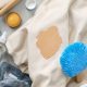 Découvrez 5 astuces efficaces pour enlever les taches de fond de teint sur vos vêtements et leur redonner leur éclat comme neufs.