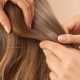 découvrez les gestes essentiels pour prendre soin de vos cheveux au quotidien et révéler toute leur beauté naturelle.