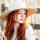 Femme élégante portant un chapeau de paille sous le soleil