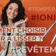 Une belle femme aux cheveux long se pose la question de quel fer à lisser choisir pour sa chevelure