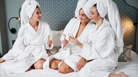 Comment organiser une soirée pyjama ? Soirée pyjama réservée aux femmes avec champagne