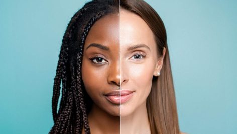 visage d'une femme sublime coupé en deux avec peau mate et peau claire