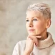 Coupe courte dégradée pour femme de 60 ans
