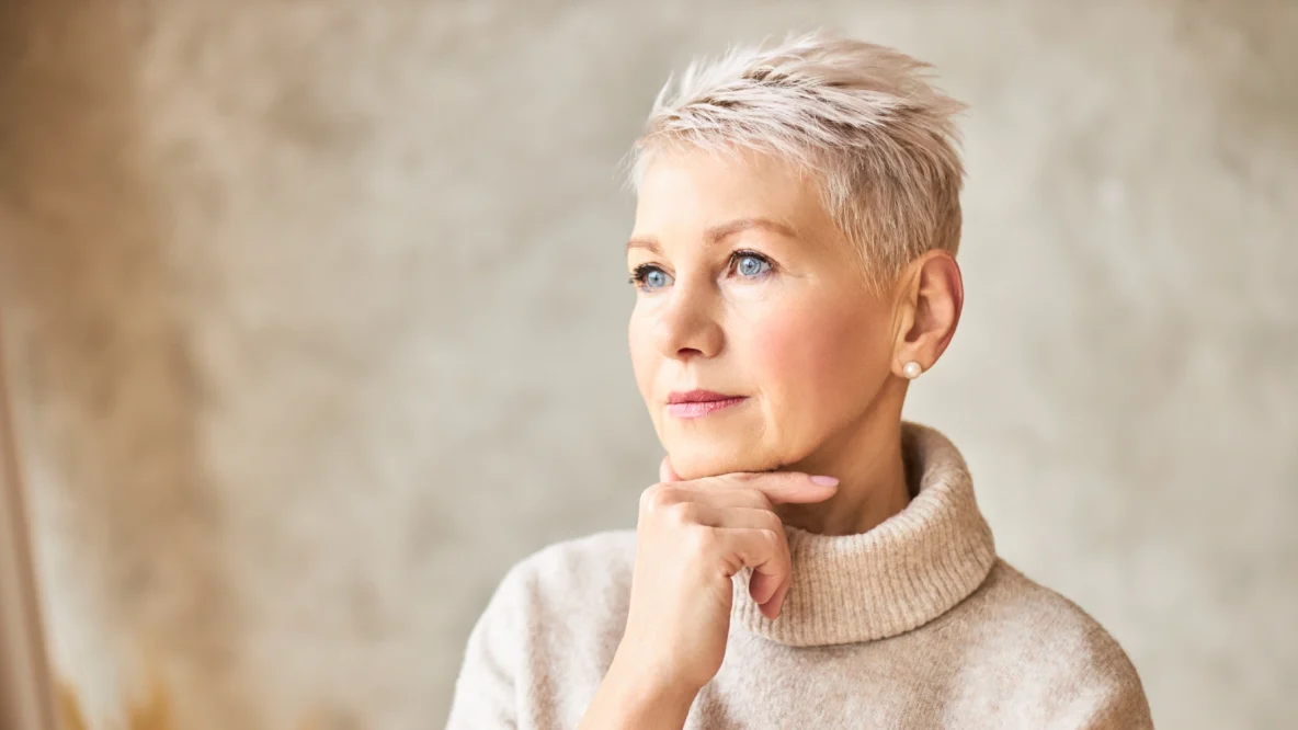 Coupe courte dégradée pour femme de 60 ans
