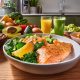 Image colorée et alléchante d'aliments riches en vitamines avec salade fraîche, smoothie vert et saumon grillé, incitant au clic pour découvrir des astuces santé