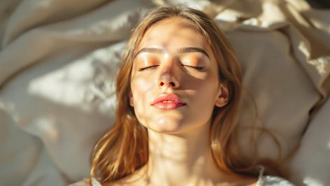 Femme calme détectant les signaux du stress