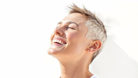 Femme souriante avec une coupe courte tendance pour l’été 2025