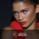 Zendaya affichant des sourcils parfaitement formés pour inspiration beauté chez Addict Beauté