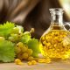 découvrez les bienfaits de l'huile de pépin de raisin pour vos cheveux : nutrition, brillance, protection et stimulation de la pousse pour une chevelure saine et éclatante.
