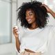 découvrez les conseils de christine regis pour hydrater efficacement les cheveux crépus et frisés, et sublimer leur beauté naturelle.