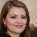 Isabella est une coiffeuse italienne talentueuse qui a travaillé dans les salons les plus prestigieux de Milan et de Paris. Elle est spécialisée dans les coupes de cheveux modernes et avant-gardistes, ainsi que dans la coloration et le coiffage pour des événements spéciaux. Elle est reconnue pour son approche personnelle et son écoute attentive des besoins de ses clients.