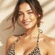 Jeune femme souriante portant un haut de bikini à imprimé léopard, plan visage et épaules en pleine lumière
