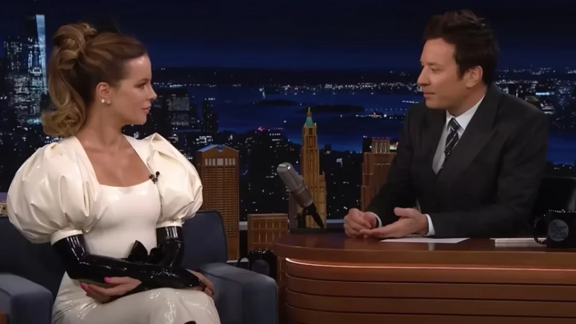 Jimmy Fallon a été surpris après que Kate Beckinsale ait mentionné un acteur qui souffrait de « traction testiculaire »