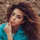 Femmes aux cheveux texturés crépus sur un banc dans un parc