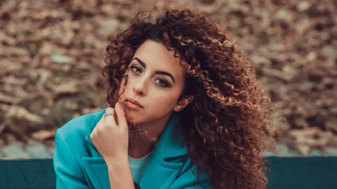 Femmes aux cheveux texturés crépus sur un banc dans un parc
