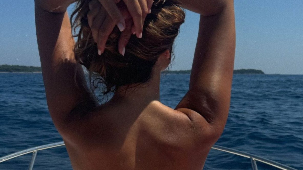 Delphine Wespiser posant topless avec naturel, incarnant un message de liberté et d’authenticité Instagram @wespiserd