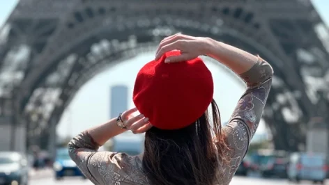 Belle jeune femme model mode posant devant la tour Eiffel à Paris