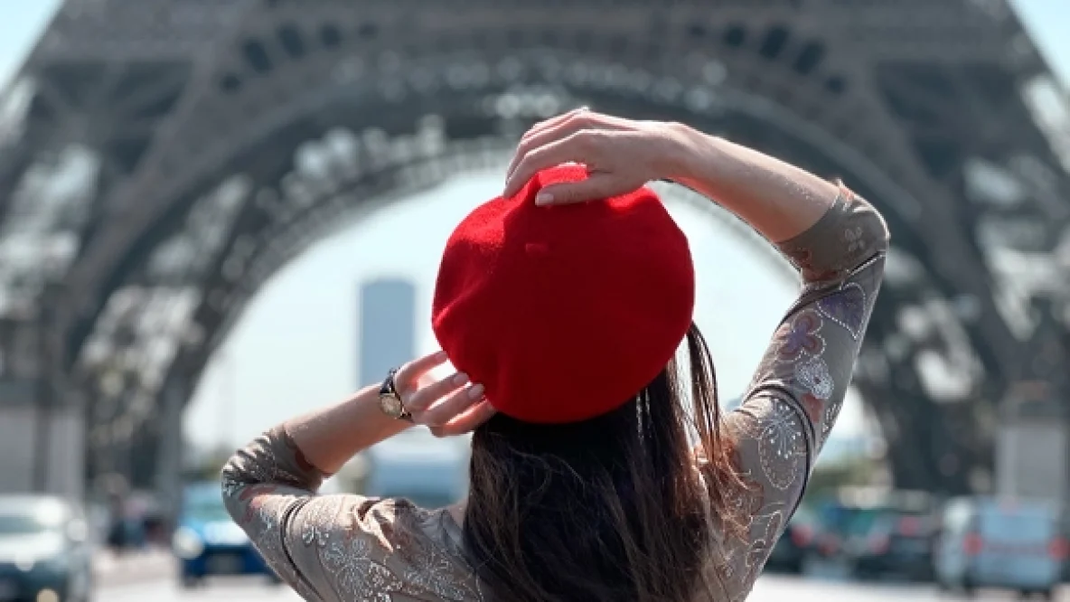 Belle jeune femme model mode posant devant la tour Eiffel à Paris