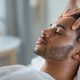 découvrez les bienfaits du massage du cuir chevelu pour stimuler la croissance, renforcer les cheveux et améliorer leur santé globale.