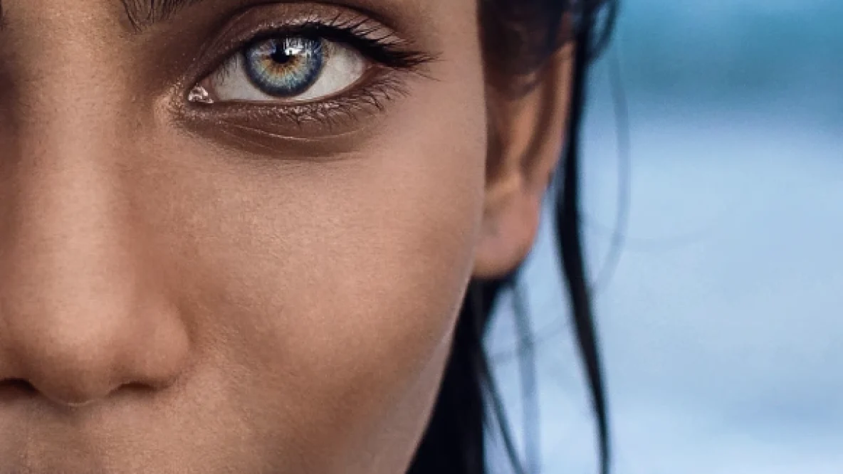 Photo portrait femme après Micrograyling des sourcils