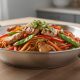 Découvrez notre recette facile et rapide de nouilles sautées au poulet et légumes, un plat savoureux et équilibré parfait pour un repas gourmand en toute simplicité.