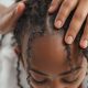 découvrez les bienfaits du massage du cuir chevelu pour stimuler la circulation sanguine, favoriser la pousse des cheveux et réduire le stress.