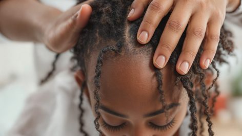 découvrez les bienfaits du massage du cuir chevelu pour stimuler la circulation sanguine, favoriser la pousse des cheveux et réduire le stress.