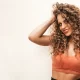 Belle femme aux cheveux texturés. Frisé et brune