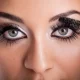 Gros plan femme qui applique du Mascara sur ces Cils XXL