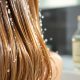 découvrez les bienfaits et effets du rinçage au vinaigre sur les cheveux, une méthode naturelle pour revitaliser, adoucir et équilibrer le cuir chevelu.